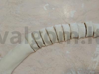 Cinamoninės bandelės su rauginiu Žingsnis 4