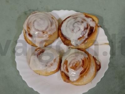 Cinamoninės bandelės su rauginiu pagrindine nuotrauka