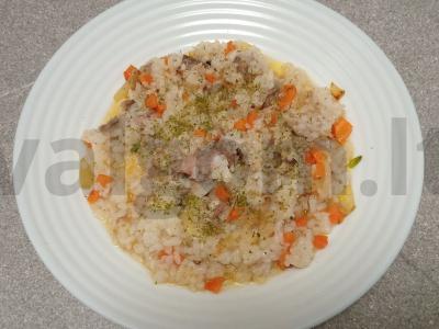 Ryžiai su troškiniu ir daržovėmis pietums pagrindine nuotrauka