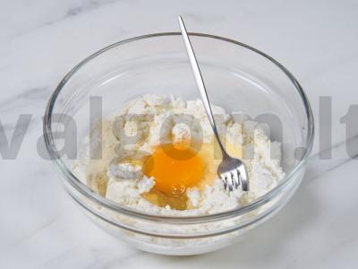 Varškės sūreliai su razinomis Žingsnis 1