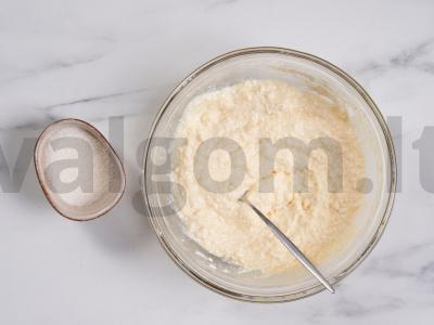 Varškės sūreliai su razinomis Žingsnis 2