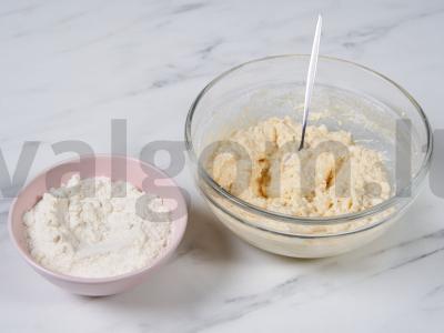 Varškės sūreliai su razinomis Žingsnis 3