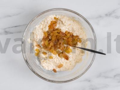 Varškės sūreliai su razinomis Žingsnis 4