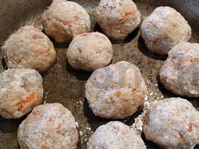 Nuostabūs kalakutienos kotletai grietinės padaže Žingsnis 9