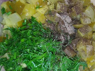 Vištienos krūtinėlės, bulvių ir marinuotų agurkų salotas Žingsnis 3