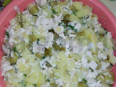 Vištienos krūtinėlės, bulvių ir marinuotų agurkų salotas pagrindine nuotrauka