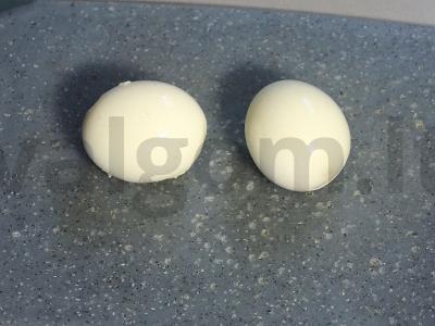 Įdaryti kiaušiniai su menkės kepenimis ir varškės sūriu Žingsnis 1