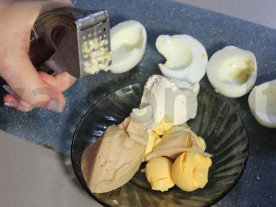 Įdaryti kiaušiniai su menkės kepenimis ir varškės sūriu Žingsnis 4