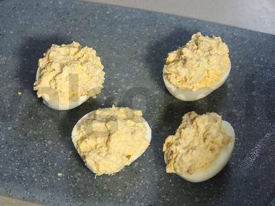 Įdaryti kiaušiniai su menkės kepenimis ir varškės sūriu Žingsnis 5