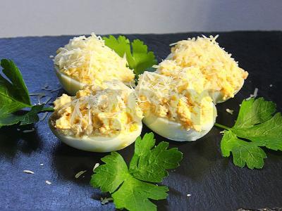 Įdaryti kiaušiniai su menkės kepenimis ir varškės sūriu pagrindine nuotrauka