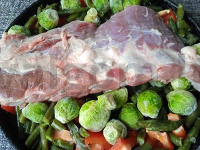 Kiaulienos šonkauliai, kepti su daržovėmis ir provanso žolelėmis Žingsnis 4