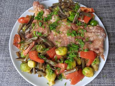 Kiaulienos šonkauliai, kepti su daržovėmis ir provanso žolelėmis pagrindine nuotrauka