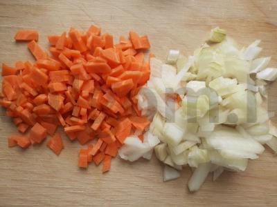 Dilgėlių, daržovių ir vištienos kiaušinių sriuba Žingsnis 1