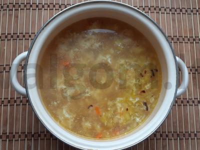 Dilgėlių, daržovių ir vištienos kiaušinių sriuba Žingsnis 5