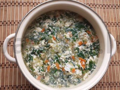 Dilgėlių, daržovių ir vištienos kiaušinių sriuba Žingsnis 7