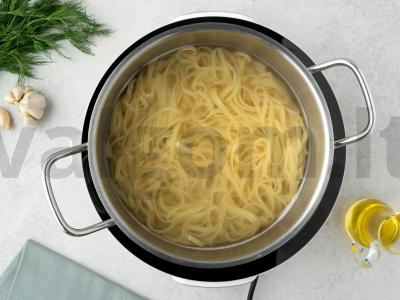 Makaronai su karbonaidu česnako padaže Žingsnis 1