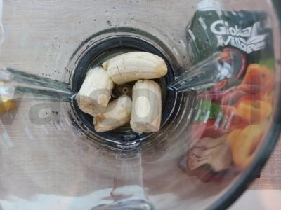 Bananų kokteilis su persikų sultimis Žingsnis 2