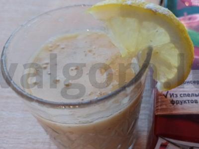 Bananų kokteilis su persikų sultimis Žingsnis 3