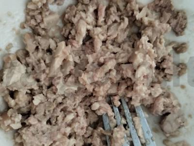 Skani duona su menkės kepenimis, marinuotais agurkais ir kiaušiniais Žingsnis 1