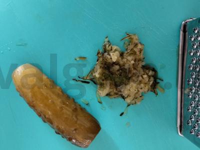 Skani duona su menkės kepenimis, marinuotais agurkais ir kiaušiniais Žingsnis 2