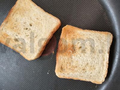 Skani duona su menkės kepenimis, marinuotais agurkais ir kiaušiniais Žingsnis 5