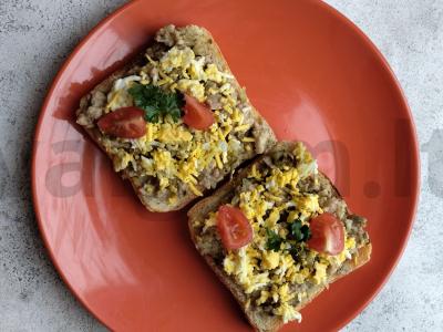 Skani duona su menkės kepenimis, marinuotais agurkais ir kiaušiniais Žingsnis 6