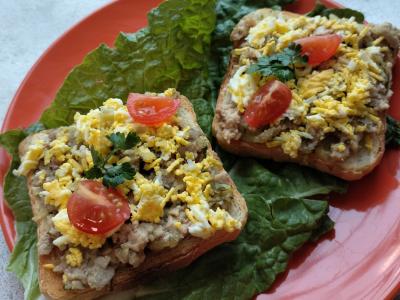 Skani duona su menkės kepenimis, marinuotais agurkais ir kiaušiniais pagrindine nuotrauka