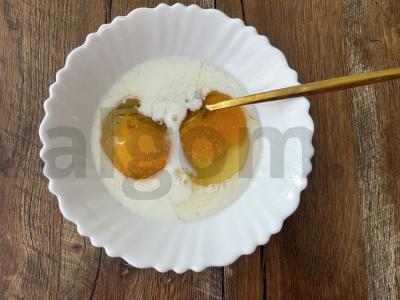 Sumuštinis su kiaušiniu ir dešrelėmis pusryčiams Žingsnis 2