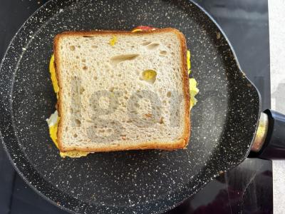 Sumuštinis su kiaušiniu ir dešrelėmis pusryčiams Žingsnis 10