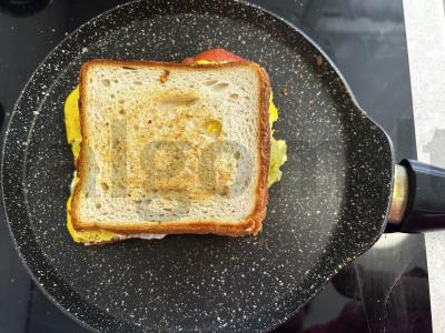 Sumuštinis su kiaušiniu ir dešrelėmis pusryčiams Žingsnis 11