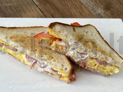 Sumuštinis su kiaušiniu ir dešrelėmis pusryčiams pagrindine nuotrauka