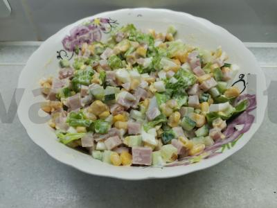 Salotas su kukurūzais ir lašiniais pagrindine nuotrauka