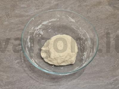 Namų pica ant pūkuoto tešlos Žingsnis 2