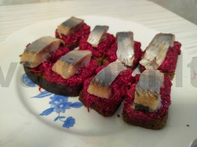 Silkės sumuštiniai su sūriu ir burokėliais pagrindine nuotrauka