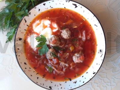 Borsčas su jautienos meatballs pagrindine nuotrauka