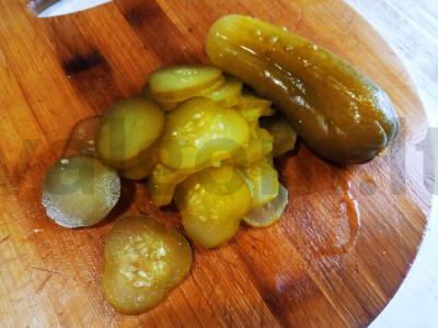 Marinuotų agurkų, petražolių ir svogūnų salotas Žingsnis 1