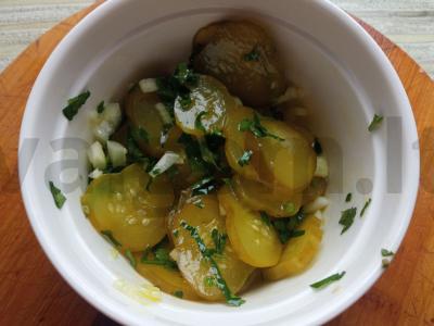 Marinuotų agurkų, petražolių ir svogūnų salotas Žingsnis 3