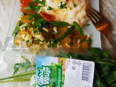 Marinuotų agurkų, petražolių ir svogūnų salotas Žingsnis 4