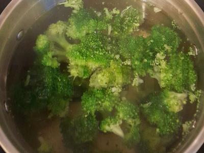 Kepta vištienos blauzda su brokoliais Žingsnis 3