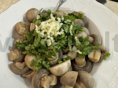 Marinuoti pievagrybiai su kalendra Žingsnis 2