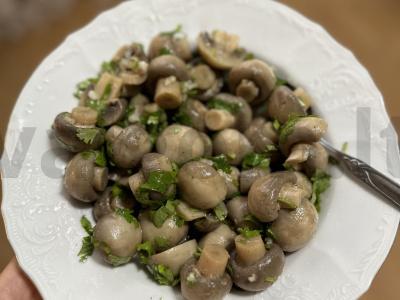 Marinuoti pievagrybiai su kalendra pagrindine nuotrauka