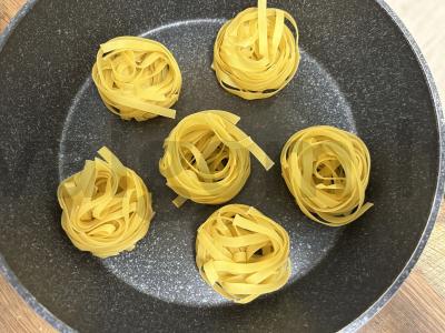 Makaronai-nestai su faršu ant keptuvės Žingsnis 1