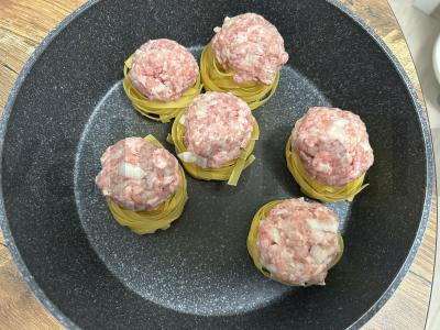 Makaronai-nestai su faršu ant keptuvės Žingsnis 3