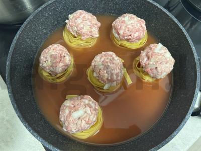 Makaronai-nestai su faršu ant keptuvės Žingsnis 4