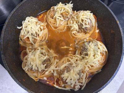 Makaronai-nestai su faršu ant keptuvės Žingsnis 5