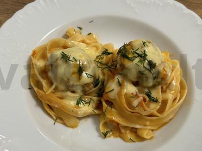 Makaronai-nestai su faršu ant keptuvės pagrindine nuotrauka