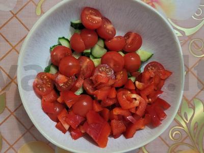 Vasaros salotos su agurkais ir vyšniniais pomidorais Žingsnis 3