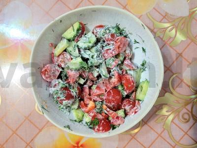 Vasaros salotos su agurkais ir vyšniniais pomidorais pagrindine nuotrauka