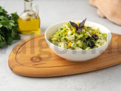 Salotos su salierais ir kukurūzais pagrindine nuotrauka