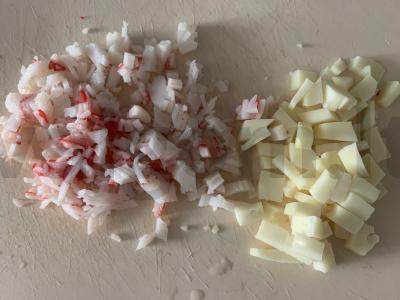 Salotas su sūriu, krabų mėsa ir daržovėmis Žingsnis 3